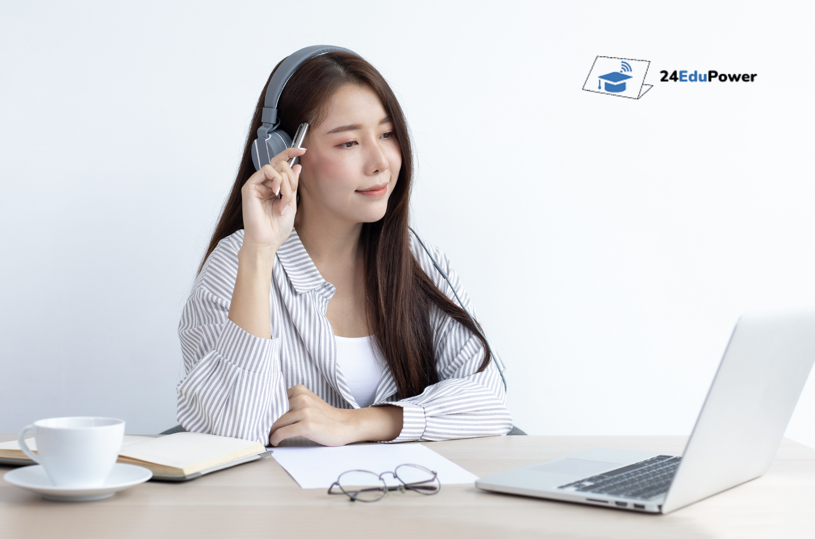 Uczennica w słuchawkach uczestnicząca w zajęciach online z matematyki na laptopie – 24EduPower