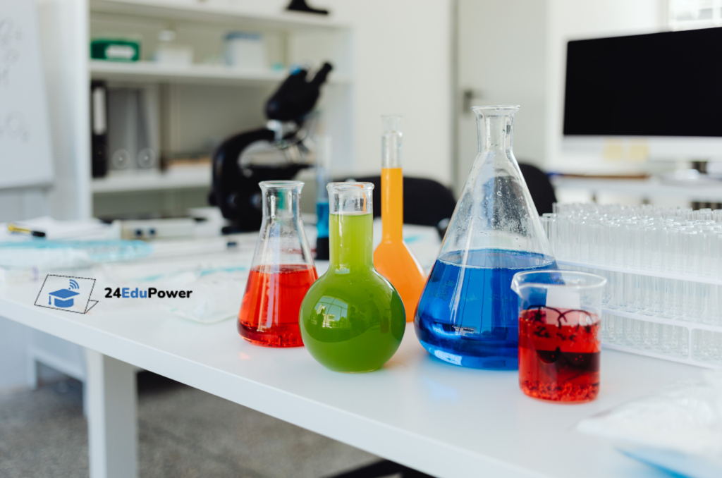 Kolby z kolorowymi substancjami w laboratorium - trudności w nauce chemii w szkole podstawowej i średniej; Korepetycje c chemii online w 24EduPower